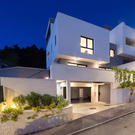 Superior In Gastrovilla Le'tini Luxury With Pool Ποντστράνα