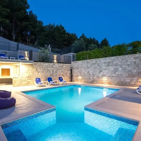 Superior In Gastrovilla Le'tini Luxury With Pool Bed and Breakfast