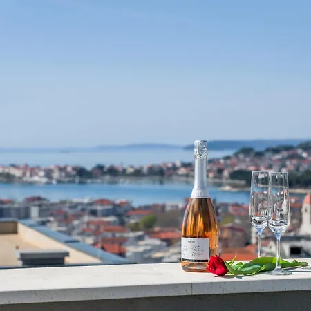 Superior In Gastrovilla Le'tini Luxury With Pool Bed and Breakfast