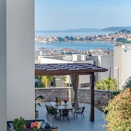 Superior In Gastrovilla Le'tini Luxury With Pool Ποντστράνα