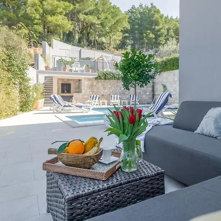 Superior In Gastrovilla Le'tini Luxury With Pool Ποντστράνα