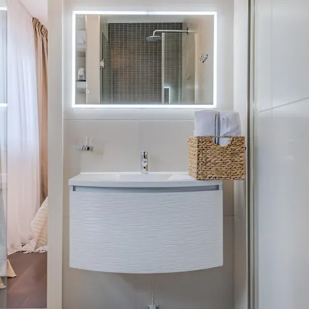 Superior In Gastrovilla Le'tini Luxury With Pool Alojamento de Acomodação e Pequeno-almoço Podstrana