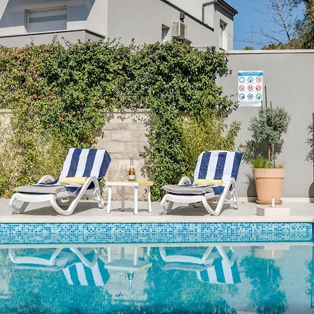 Superior In Gastrovilla Le'tini Luxury With Pool Bed and Breakfast