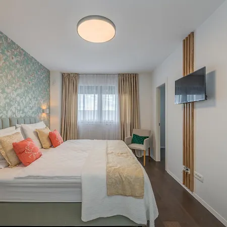 Superior In Gastrovilla Le'tini Luxury With Pool Bed and Breakfast Ποντστράνα