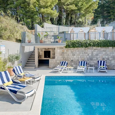 Superior In Gastrovilla Le'tini Luxury With Pool 4* Ποντστράνα