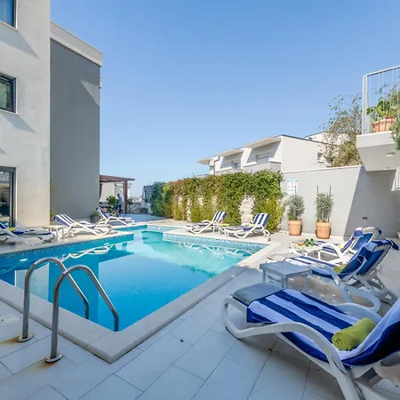 Alojamento de Acomodação e Pequeno-almoço Superior In Gastrovilla Le'tini Luxury With Pool Podstrana