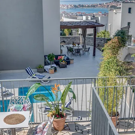 Superior In Gastrovilla Le'tini Luxury With Pool Bed and Breakfast