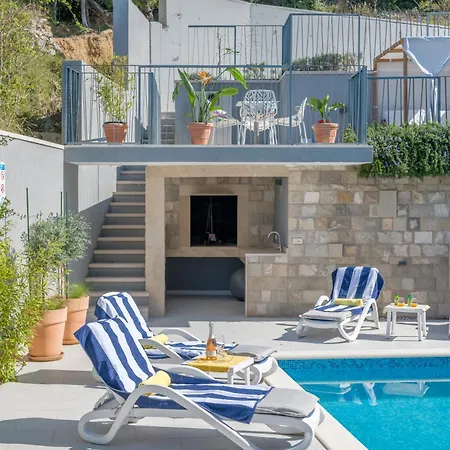 Superior In Gastrovilla Le'tini Luxury With Pool Alojamento de Acomodação e Pequeno-almoço Podstrana