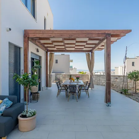 Superior In Gastrovilla Le'tini Luxury With Pool 4* Ποντστράνα