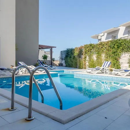 Superior In Gastrovilla Le'tini Luxury With Pool 4* Ποντστράνα