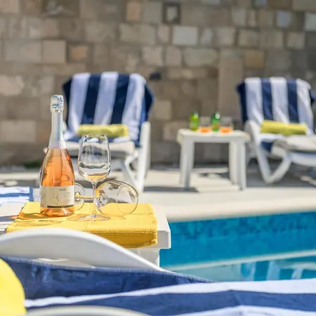Superior In Gastrovilla Le'tini Luxury With Pool Alojamento de Acomodação e Pequeno-almoço
