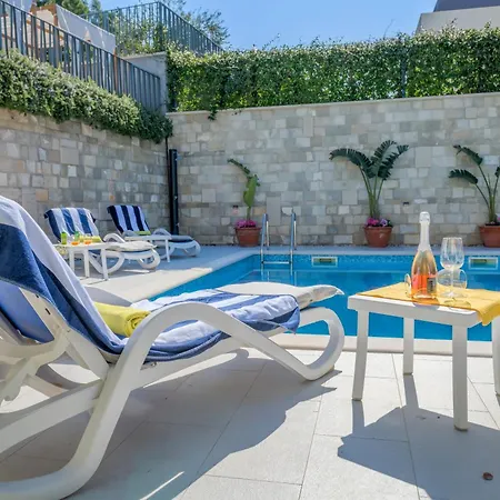 Superior In Gastrovilla Le'tini Luxury With Pool Alojamento de Acomodação e Pequeno-almoço Podstrana