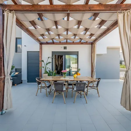 Superior In Gastrovilla Le'tini Luxury With Pool 4* Ποντστράνα