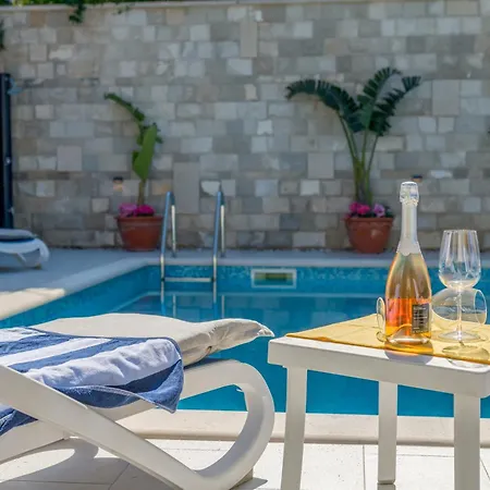Superior In Gastrovilla Le'tini Luxury With Pool Bed and Breakfast